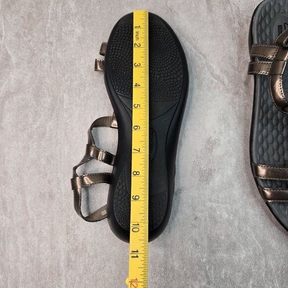 Clarks Open Toe T Strap Sandals Sz 11 Bronze Flat Casual Walking Strappy Comfort - Picture 10 of 13